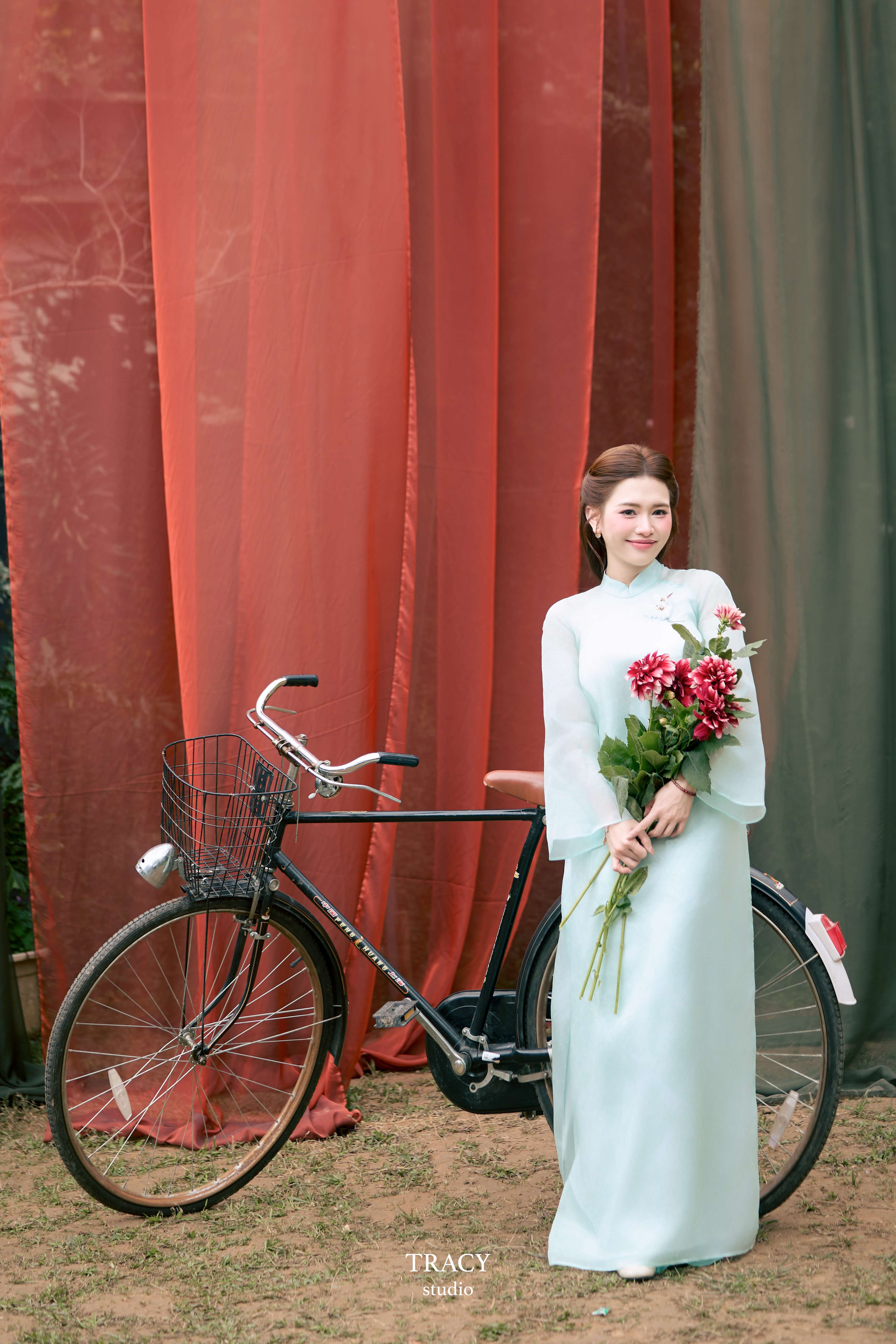 frontend/img/gallery/anh-tet-yem-ao-dai/tracy-studio-chup-ao-dai-dao-xuan (15).jpg